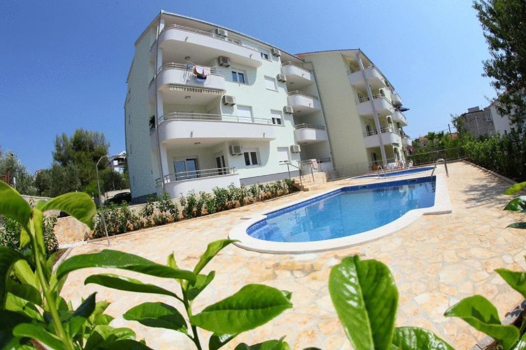 Apartment Paradise *